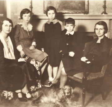 Osborn's children sitting together 